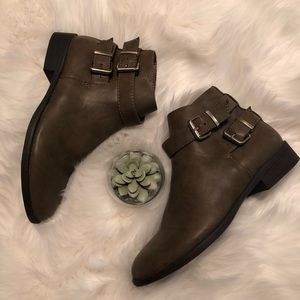 Faux leather ankle booties Taupe